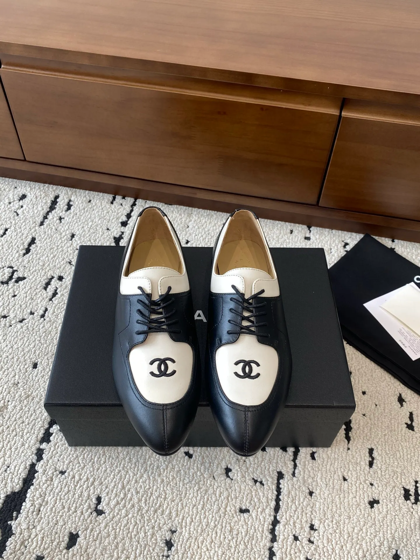 👟👟Ex-factory price 580👟👟 🍀CHANEL｜Chanel Xiaoxiang 25C new autumn and winter products, pointed-toe flat-soled deep-mouth shoes, full of retro style, elegant shoe shape, very pleasing to look at. The pointed toe makes the feet become thinner and looks slender. The classic double-C electric alluring design is particularly fashionable and elegant. The upper is made of top calf patent leather and the lining is silk sheepskin. It is super comfortable. Italian imported cowhide leather outsole. Size: 35-39 (customized 40/41) 👉 👉 👉 Buy now 👉 Buy now 👉